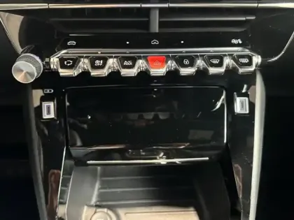 Photo 15 Peugeot 2008  1.2 Hybrid 136 Allure e-DCS6 / Gps / Caméra / Carplay sans fil