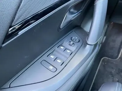 Photo 8 Peugeot 2008  e- 136ch GT