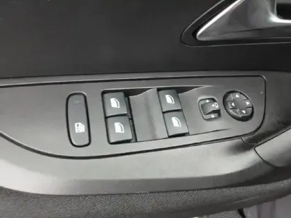 Photo 18 Peugeot 2008  PureTech 100 S&S BVM6