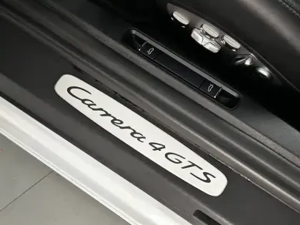 Photo 30 Porsche 911  Carrera 4 Coupé 3.0i 450