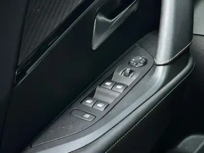 Photo 7 Peugeot 2008  e- 136ch GT