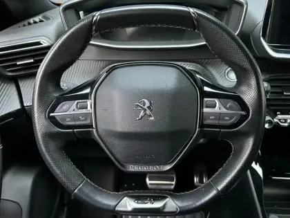 Photo 10 Peugeot 2008  e- 136ch GT