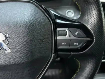 Photo 12 Peugeot 2008  e- 136ch GT