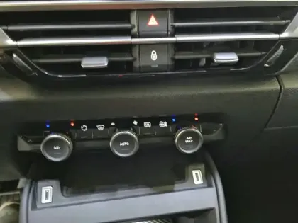 Photo 47 Citroën C4 e- 136 ch Automatique