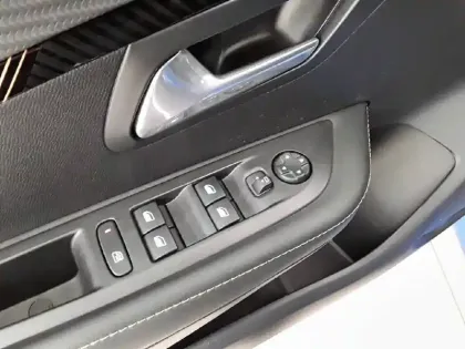 Photo 23 Peugeot 208  PureTech 100 S&S BVM6