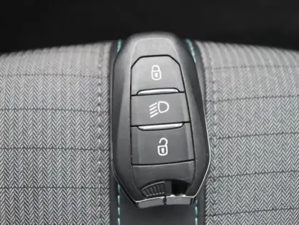 Photo 14 Peugeot 208  e- 136ch Allure