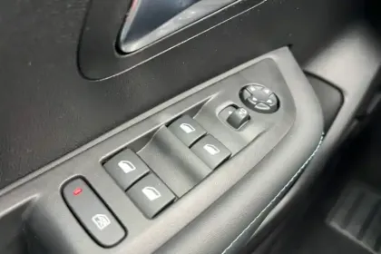 Photo 24 Peugeot 208  PureTech 100 S&S EAT8