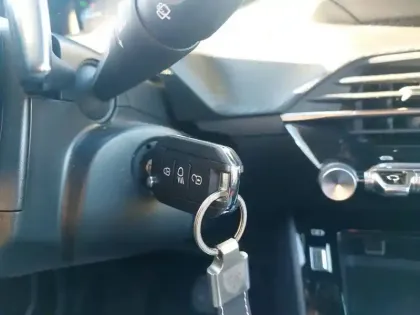 Photo 38 Peugeot 2008  Hybrid 145 e-DCS6