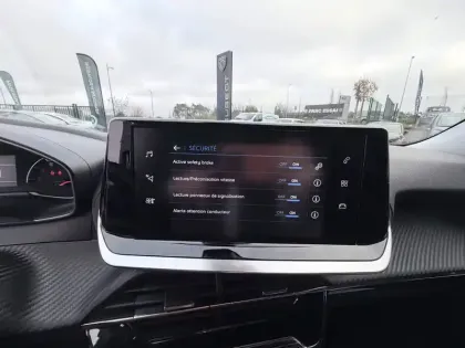 Photo 29 Peugeot 2008  PureTech 130 S&S BVM6