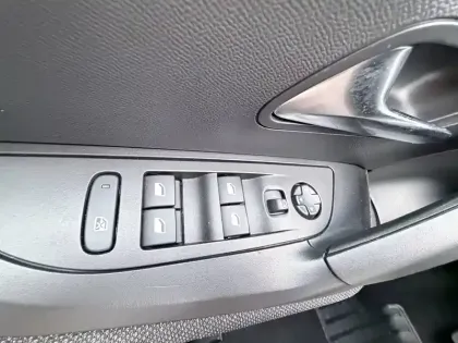 Photo 38 Peugeot 2008  PureTech 130 S&S BVM6