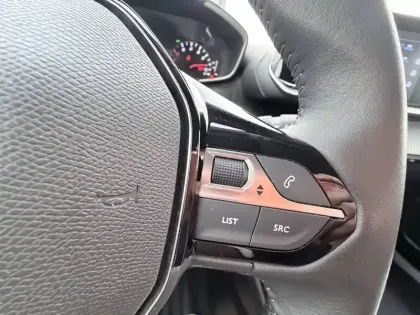 Photo 33 Peugeot 2008  PureTech 130 S&S BVM6