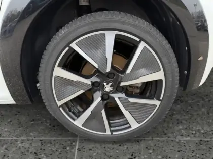 Photo 43 Peugeot 208  e- 136ch GT