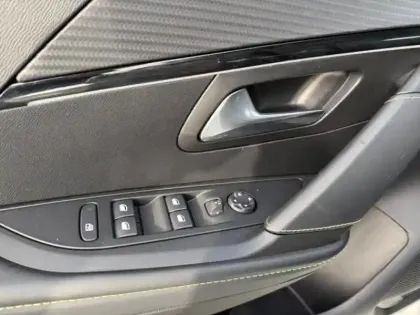 Photo 13 Peugeot 208  e- 136ch GT