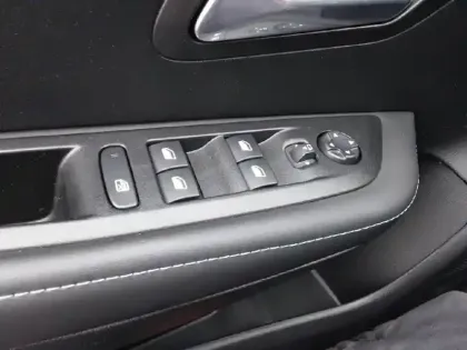 Photo 19 Peugeot 208  Electrique 50 kWh 136ch