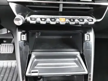 Photo 31 Peugeot 208  Electrique 50 kWh 136ch