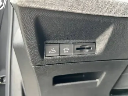 Photo 71 Peugeot 5008  Hybrid 145 e-DCS6