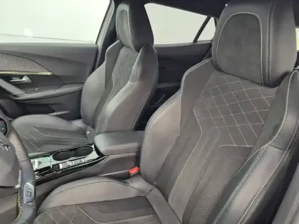 Photo 8 Peugeot 2008  PureTech 155 S&S EAT8