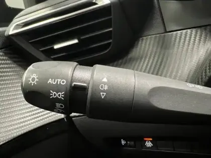 Photo 12 Peugeot 208  e- 136ch Allure