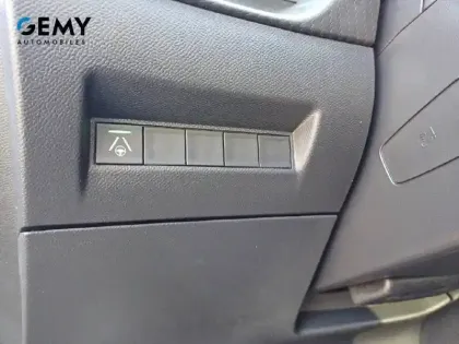 Photo 15 Peugeot 2008  Hybrid 136 e-DCS6