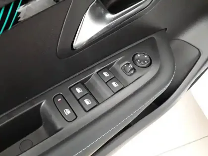 Photo 25 Peugeot 208  PureTech 100 S&S BVM6