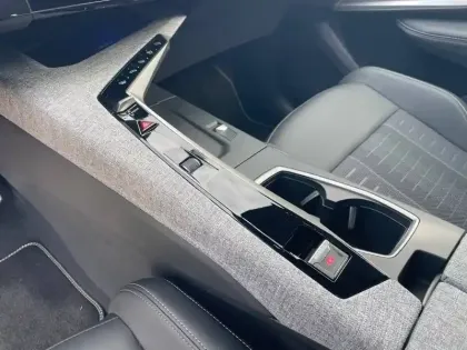 Photo 77 Peugeot 3008  Hybrid 136 e-DCS6