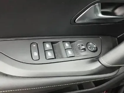 Photo 59 Peugeot 2008  BlueHDi 130 S&S EAT8