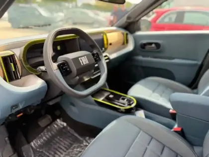 Photo 8 Fiat Grande Panda  Electrique 113ch La Prima