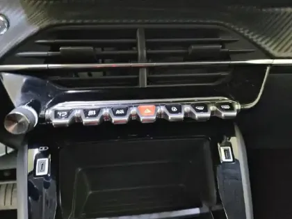 Photo 44 Peugeot 208  Electrique 50 kWh 136ch