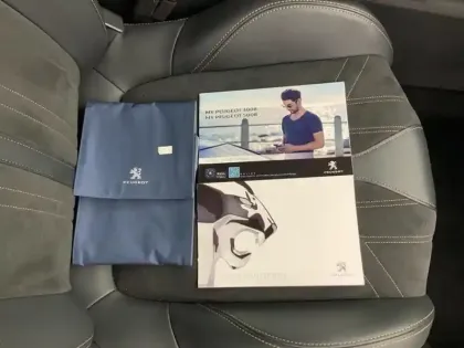 Photo 15 Peugeot 5008  PureTech 130ch S&S EAT8 GT