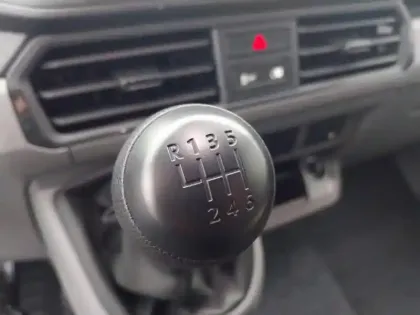 Photo 14 Volkswagen Crafter  Fg 35 L3H3 2.0 TDI 163ch Business Propulsion RS