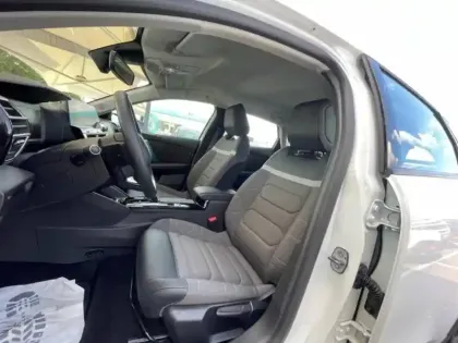 Photo 7 Citroën C4  Moteur électrique 136ch (100 kW) Feel Pack Automatique