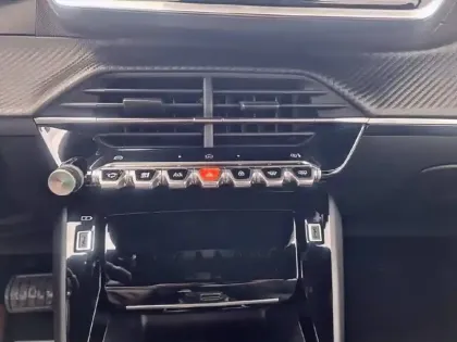 Photo 34 Peugeot 2008  Hybrid 145 e-DCS6