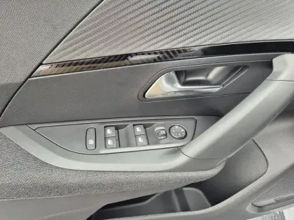 Photo 64 Peugeot 2008  Hybrid 145 e-DCS6