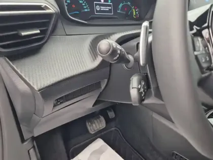 Photo 43 Peugeot 2008  Hybrid 145 e-DCS6