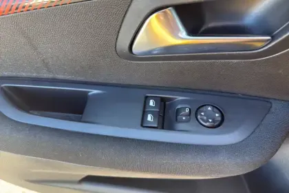 Photo 24 Peugeot 208  PureTech 75 S&S BVM5