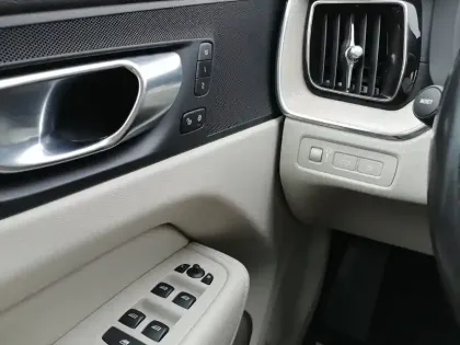 Photo 15 Volvo Xc60  T6 Recharge AWD 253 ch + 87 ch Geartronic 8