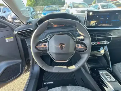 Photo 8 Peugeot 208  Electrique 54 kWh 156ch