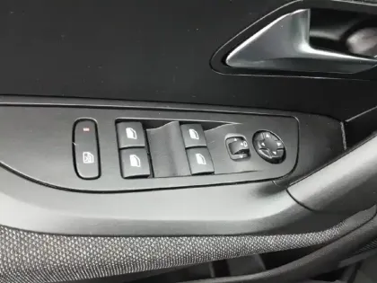 Photo 50 Peugeot 2008  PureTech 100 S&S BVM6