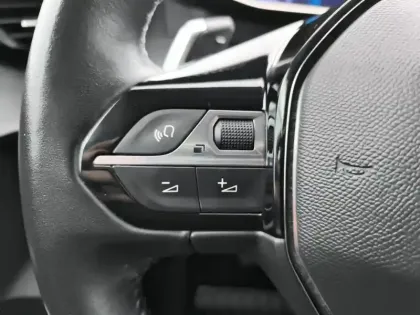 Photo 18 Peugeot 208  PureTech 100 S&S EAT8 Allure