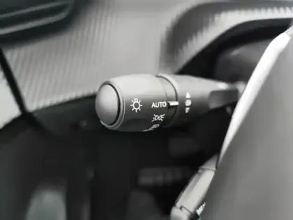 Photo 17 Peugeot 208  Hybrid 100 e-DCS6 Allure