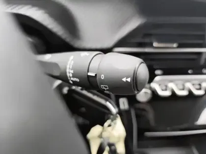 Photo 16 Peugeot 208  Hybrid 100 e-DCS6 Allure