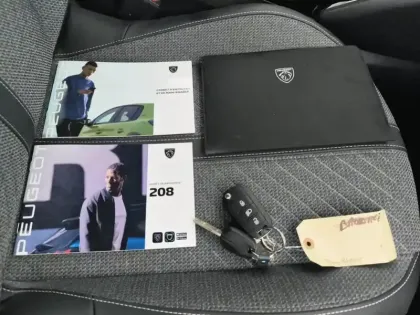 Photo 15 Peugeot 208  Hybrid 100 e-DCS6 Allure