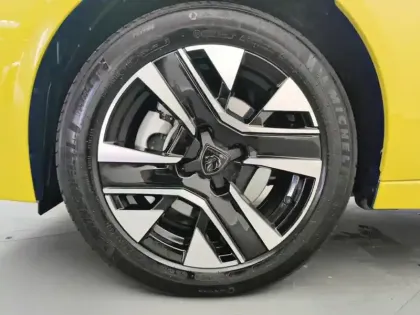 Photo 14 Peugeot 208  Hybrid 100 e-DCS6 Allure