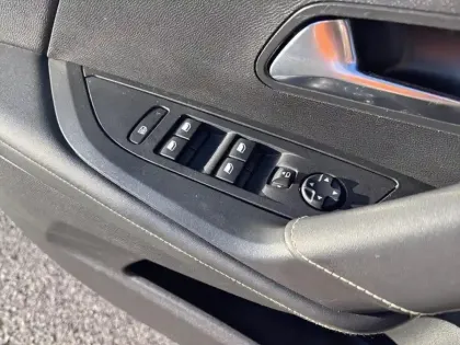 Photo 19 Peugeot 2008  BlueHDi 130 S&S EAT8 GT Line