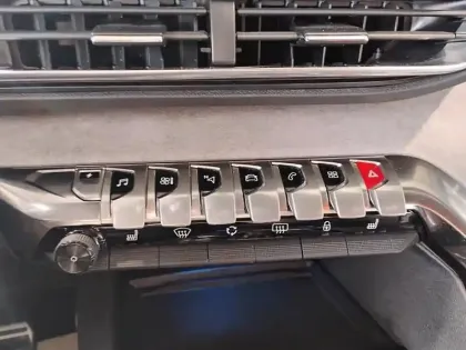 Photo 12 Peugeot 3008  Hybrid 225 e-EAT8 GT Pack