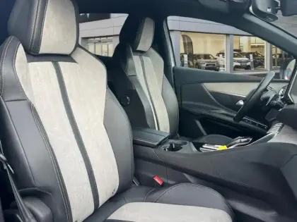 Photo 8 Peugeot 3008  Hybrid 225 e-EAT8 GT