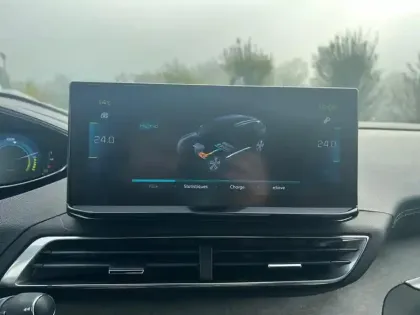 Photo 21 Peugeot 3008  Hybrid 225 e-EAT8 GT