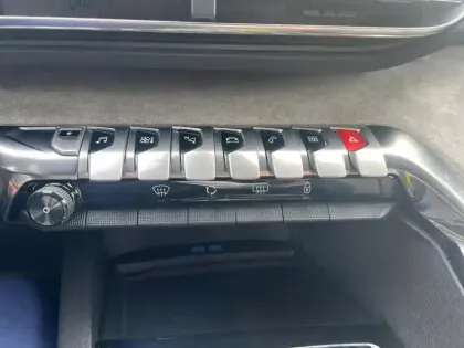 Photo 12 Peugeot 3008  Hybrid 225 e-EAT8 GT