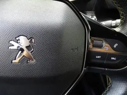 Photo 12 Peugeot 2008  e- 136ch GT