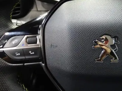 Photo 11 Peugeot 2008  e- 136ch GT